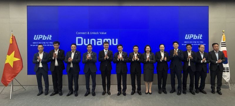 베트남 국방부 및 재무부 장관과 은행 관계자 등이 지난달 서울 강남구 역삼동 업비트 라운지를 방문해 가상자산 거래소 시스템을 시찰한 후 기념촬영을 하고 있다.(사진=두나무)