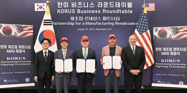 김정관 산업통상자원부 장관(왼쪽부터)과 오세철 삼성물산 건설부문 대표이사 사장, 황주호 한국수력원자력 사장, 토비 노이게바우어 페르미 아메리카 최고경영자(CEO), 하워드 러트닉 미국 상무부 장관이 지난달 25일 워싱턴 D.C.에서 열린 협약식에서 기념사진을 찍고 있다.(사진=한국수력원자력)