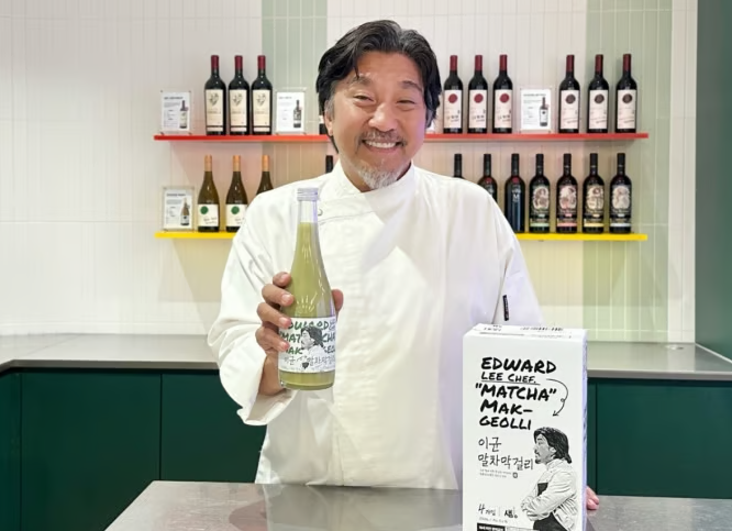 셰프 에드워드 리가 GS25와 협업한 '이균말차막걸리'를 선보이고 있다. (사진=GS리테일)