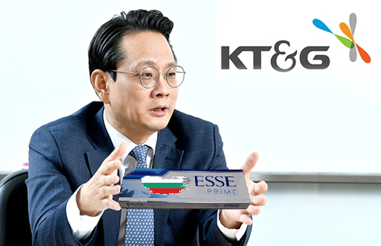 방경만 KT&G 사장과 에쎄(ESSE) 담배. 
