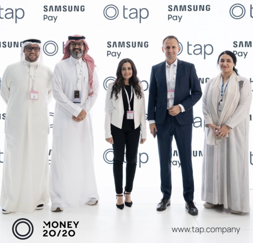 삼성페이와 탭 페이먼츠 관계자들이 사우디아라비아 리야드에서 열린 Money20/20 Middle East 행사에서 전략적 파트너십을 공식 발표하고 기념사진을 촬영중이다. (왼쪽부터) 안와르 마레피(Anwar Maarefi), 술탄 알안지(Sultan Al-Anzi), 마리안느 푸아드(Marianne Fouad), 안드레 올타이(Andre Oltai), 자흐라 알하르즈(Zahra Al-Harz).(사진=Tap Payments)