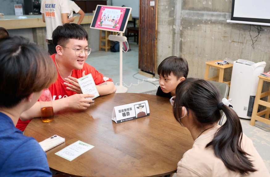  LG전자 대만법인 관계자가 대만 현지 교육 스타트업 '플레이스쿨'과 함께 개발한 레진노트로 신주 주둥 지역 작은 도서관에 방문한 아이들을 교육중이다. (사진= LG전자)