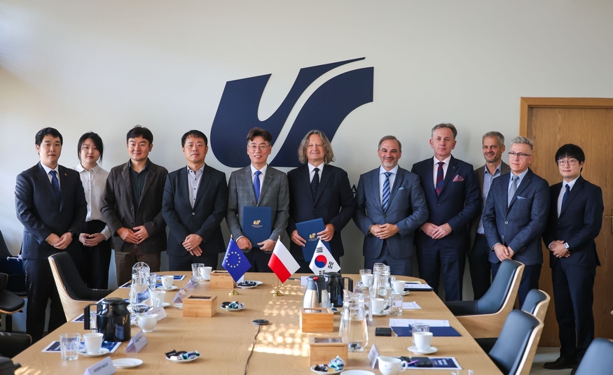이상민 SKIET 사장(사진 왼쪽 다선번째) ·리샤르트 코지오웩 슐롱스크 대학교 총장(사진 왼쪽 여섯번째) 등이 MOU를 체결하고 기념사진을 촬영중이다. (사진=폴란드 카토비체 경제특구)