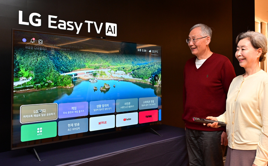 LG전자가 시니어 고객이 쉽게 사용하고, 시니어 고객을 케어하는 ‘LG 이지 TV(LG Easy TV)’를 국내에 출시했다. (사진=LG전자)