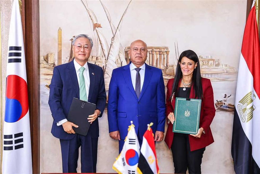한국국제협력단이 25일(현지시간) 이집트 정부와 친환경 자동차 정비 기술 개발 사업에 관한 양해각서를 체결했다. 사진은 김영현 주이집트 한국 대사(왼쪽부터)와 카멜 알와지르 이집트 산업개발 담당 부총리 겸 산업·교통부 장관, 라니아 알마샤트 이집트 국제협력부 장관.(사진=이집트 국제협력부)