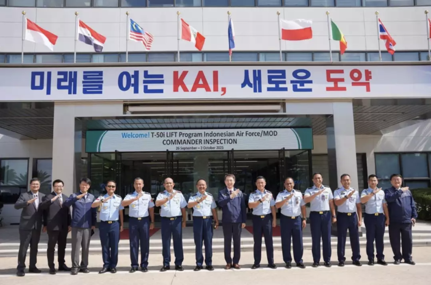 인도네시아 공군 대표단이 경남 사천에 위치한 한국항공우주산업(KAI) 본사를 방문해 대표이사 사장 직무대행을 맡고 있는 차재병 고정익사업부문장(부사장)과 회동했다. (사진=인도네시아 공군)