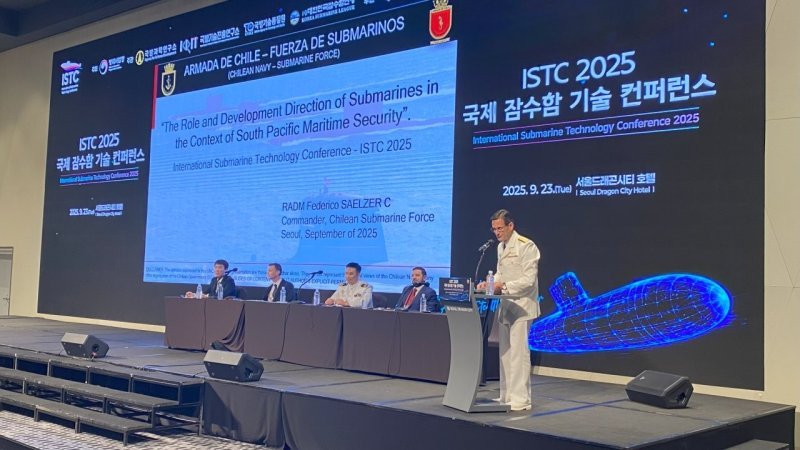 페데리코 셀처 칠레 해군 잠수함사령관이 지난 23일 서울 용산구에서 열린 '2025 국제 잠수함 기술 컨퍼런스(ISTC)'에서 발표하고 있다. (사진=칠레 해군)