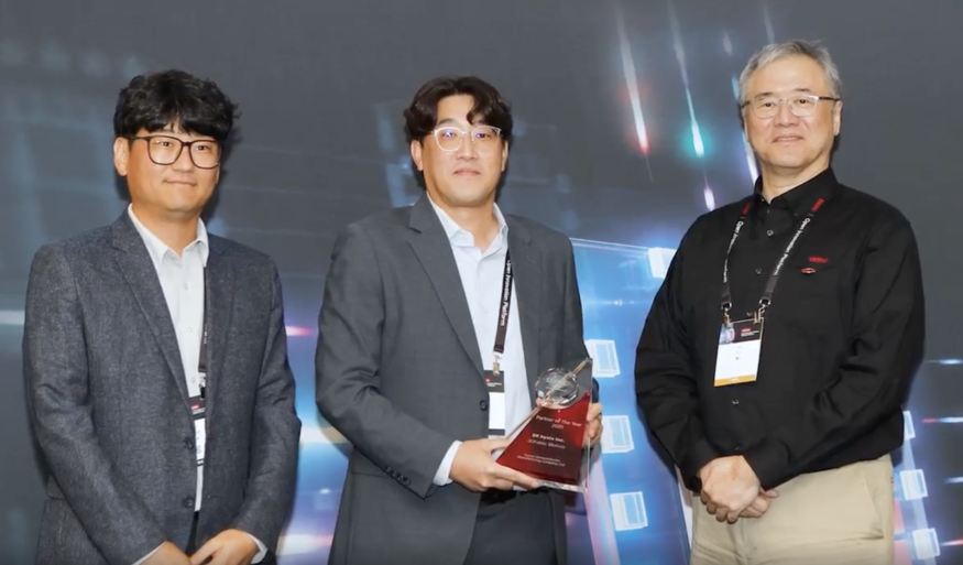 SK 하이닉스 관계자들이 2025 OIP(Open Innovation Platform) 올해의 파트너상 수상 후 기념사진을 촬영 중이다. '(사진=TSMC)