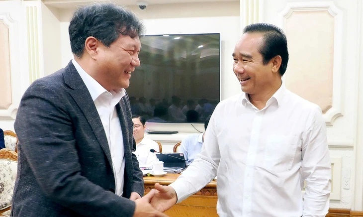 전성호 롯데 프라퍼티스 호치민 대표(왼쪽)가 응우옌 반 즈엉 인민위원장을 만나 악수를 나누고 있다.(사진=호치민시 인민위원회)