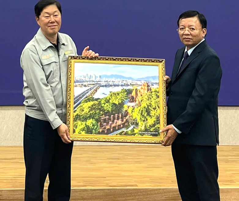 레 후옌(Le Huyen) 인민위원회 부위원장(오른쪽)이 지난 15일 HD현대미포 울산 본사 MC스퀘어에서 황태환 HD현대미포 전무와 만나 기념품을 증정했다. (사진=바오칸호아)