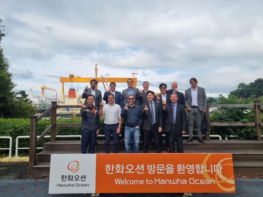 브라질조선해양산업경제협회(Abeemar)가 이끄는 대표단이 한화오션 거제조선소를 방문해 기념촬영을 하고 있다. (사진=Abeemar)