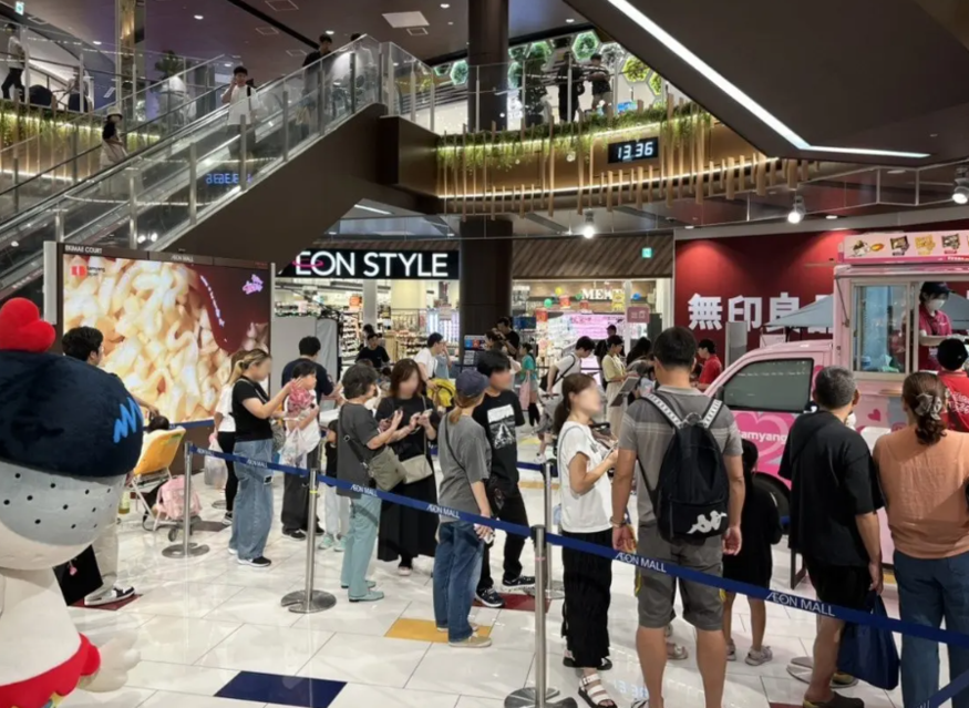방문객들이 지난달 21~22일 운영된 일본 치바현 마쿠하리 신도심 이온몰 내 '불닭 키친카' 행사장에서 시식을 기다리고 있다. (사진=삼양재팬)