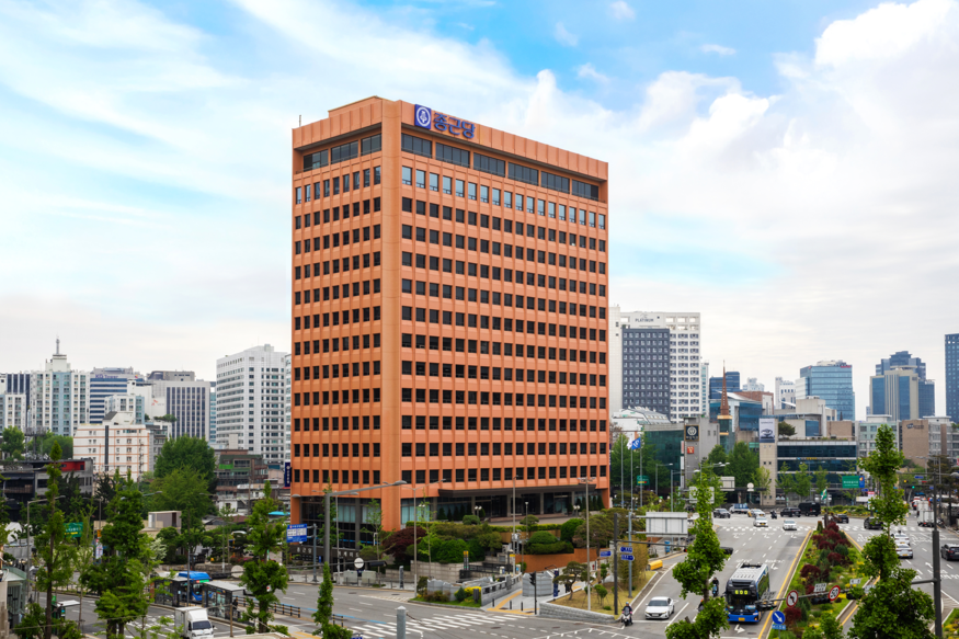 종근당의 건선치료제(성분명 리산키주맙, Risankizumab) 바이오시밀러 'CKD-704'가 유럽 임상 1상 승인을 받았다. 충정로 종근당 본사 전경. (사진=종근당)