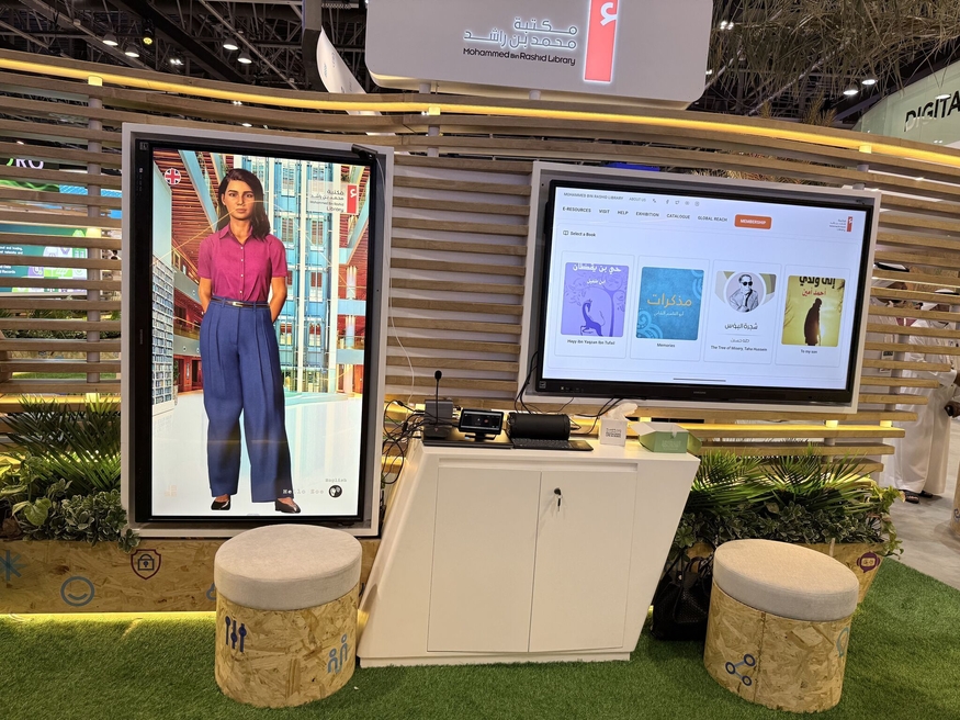 '자이텍스(GITEX) 글로벌 2025'에 전시된 1965 인디비쥬얼. 화면 속 아바타는 조이 스탈링으로 불린다. (사진=바비타 데비 SKC 스튜디오 CCO 링크드인)