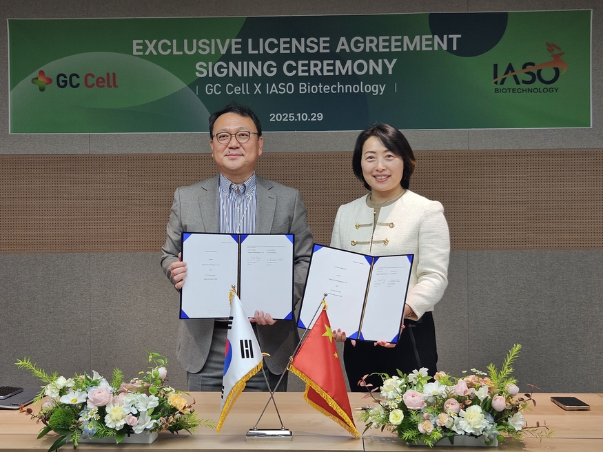 (왼쪽) 원성용 지씨셀 대표,  장진화(Jinhua Zhang) 이아소 바이오테크놀로지 대표가 포즈를 취하고 있다. (사진=지씨셀)