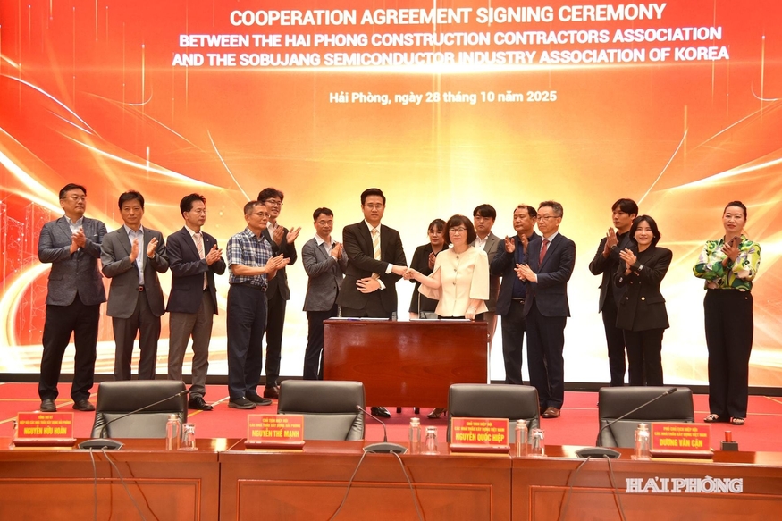 한국반도체산업협회는 28일(현지시간) 하이퐁시에서 열린 컨퍼런스에 참석해 하이퐁 건설협회와 전략적 협력 협정을 체결했다. (사진=하이퐁시)