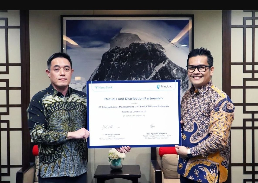 하나은행이 인도네시아와 프린시플자산운용이 뮤추얼펀드 3종 판매를 위한 협약을 맺었다. 데비 아구스티노 하리안토 하나은행 인니 부문장(왼쪽)과 케말 파즈리 모신 프린시플 인니 법인장이 협약서에 서명 후 기념 사진을 촬영하고 있다. (사진=하나은행 인니)