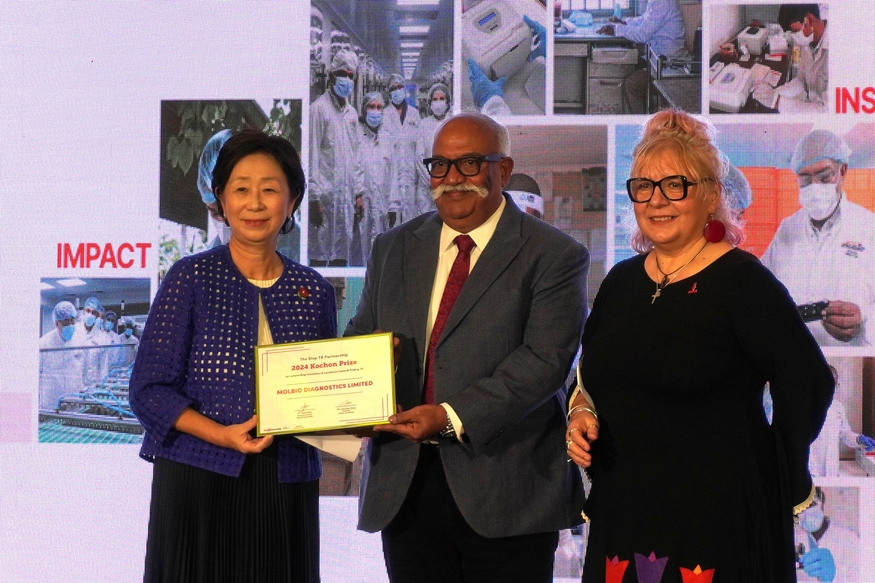 제18회 고촌상 시상식에서 (왼쪽부터) 정재정 종근당고촌재단 이사장, 스리람 나타라잔 몰바이오 다이그노스틱스 대표, 루치카 디띠우 스탑 TB 파트너십 사무국장이 기념촬영을 하고 있다. (사진=종근당고촌재단)