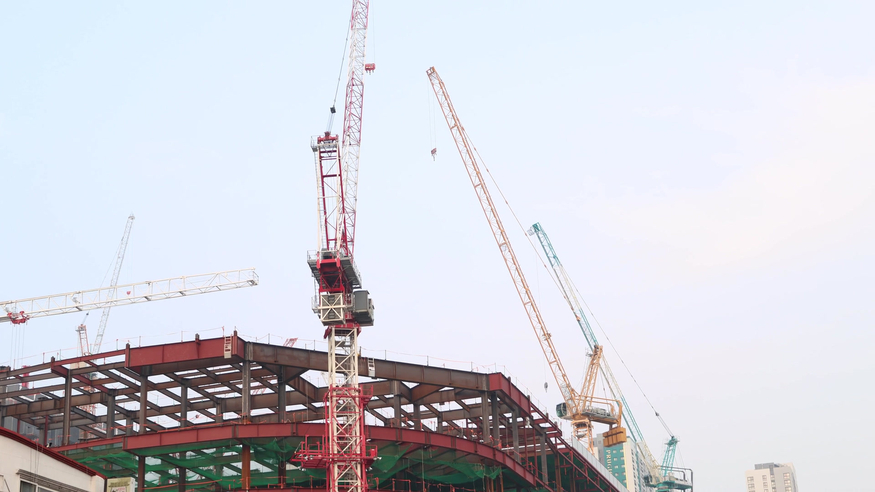 건설업계가 산재 예방을 위한 현장 안전 강화에 안간힘을 쓰고 있다. 사진은 건축 크레인 설비.(사진=모션엘리먼츠)