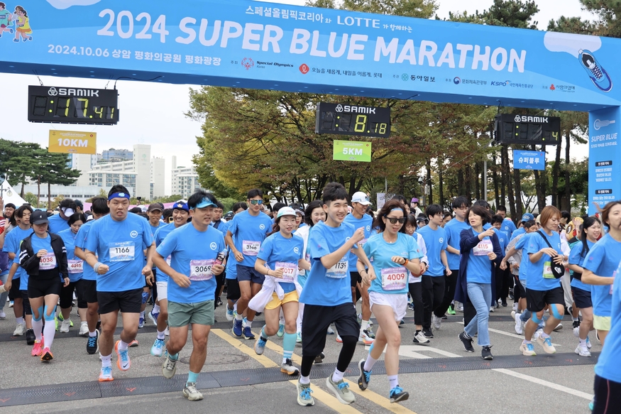 지난해 10월 서울 마포구 평화의공원 일대에서 개최된 롯데 장애인 인식 개선 행사 '2024 슈퍼 블루 마라톤'에 8000여 명이 참여했다. (사진=롯데)