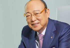 김승연 한화 회장 亞 비즈니스 매거진 '아시아 매뉴팩처링 리뷰' 전면 장식