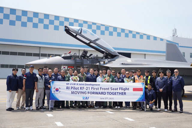 인도네시아 조종사, KF-21 시제기 첫 조종간 잡았다