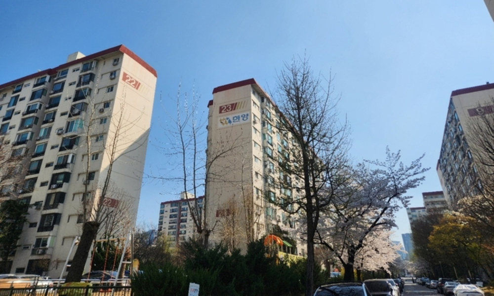 DL이앤씨 '볼펜 몰카'에 압구정 재건축 멈춰버렸다