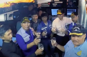 '대우조선 기술이전' 인니 잠수함, 310m 잠항 축하…"바닷물 마시며 축배"