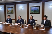 [단독] 신동빈 롯데 회장, 우즈베키스탄 총리 회담…사업 기회 모색