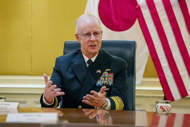 HD현대·한화오션 찾은 美해군총장 "한국과 협정 체결 즉시 사업 시작해야"