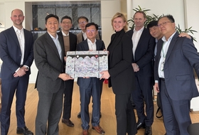 정기선 회장, '세계 최대' 가스선사 BW LNG 회동…'일월오봉도'로 협력 확대 제안