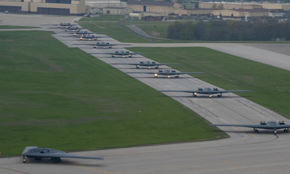 美, B-2 폭격기 기지 인근 中 관련 사업체 폐쇄
