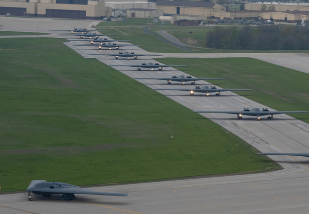 美, B-2 폭격기 기지 인근 中 관련 사업체 폐쇄