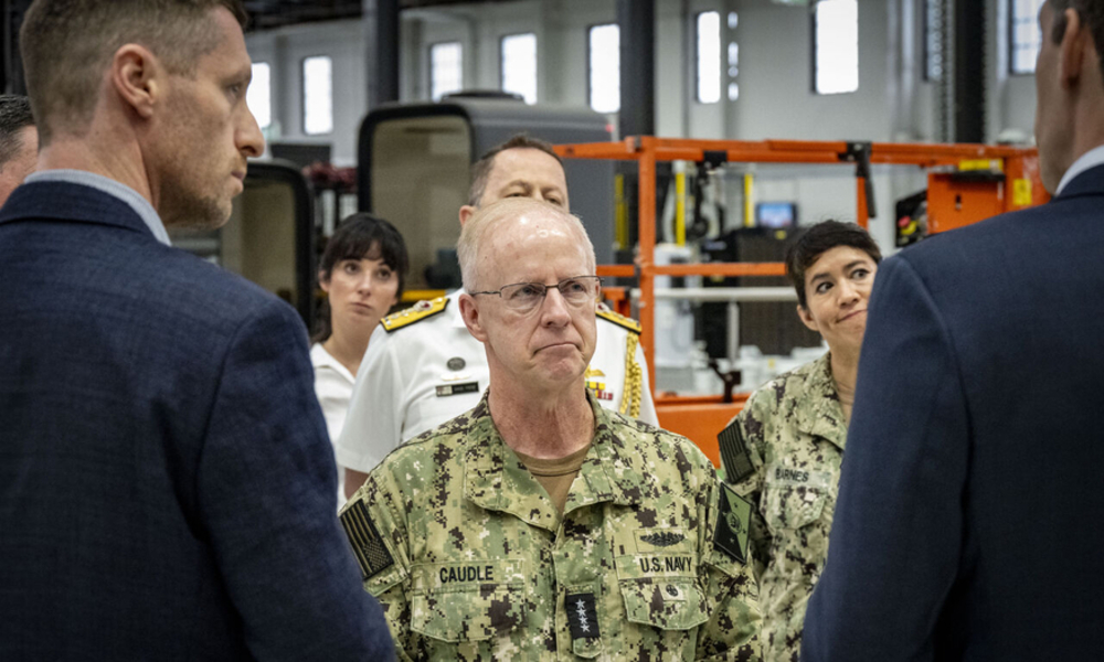 美 해군 수장, 'HD현대 파트너' 안두릴 초대형 자율 수중 로봇 '고스트 샤크' 생산 점검