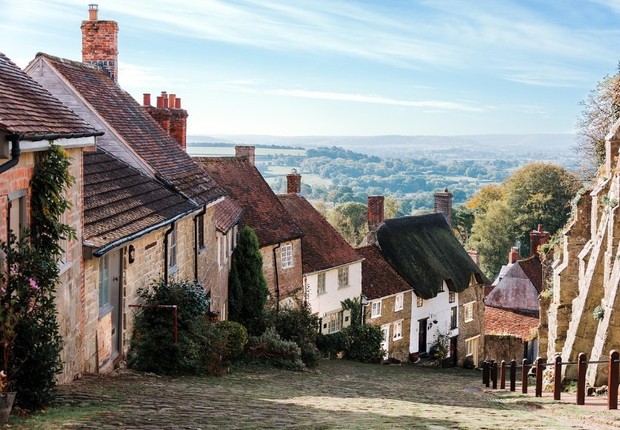 “아예 석유 쓰지 말자” 영국 모든 신축 주택에 태양광 패널 설치 의무화