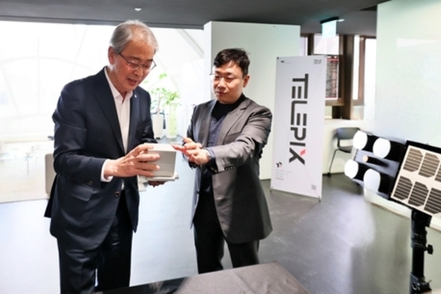 임종룡 우리금융 회장 연임 확정…첫 행보는 우주 인공지능 스타트업 방문