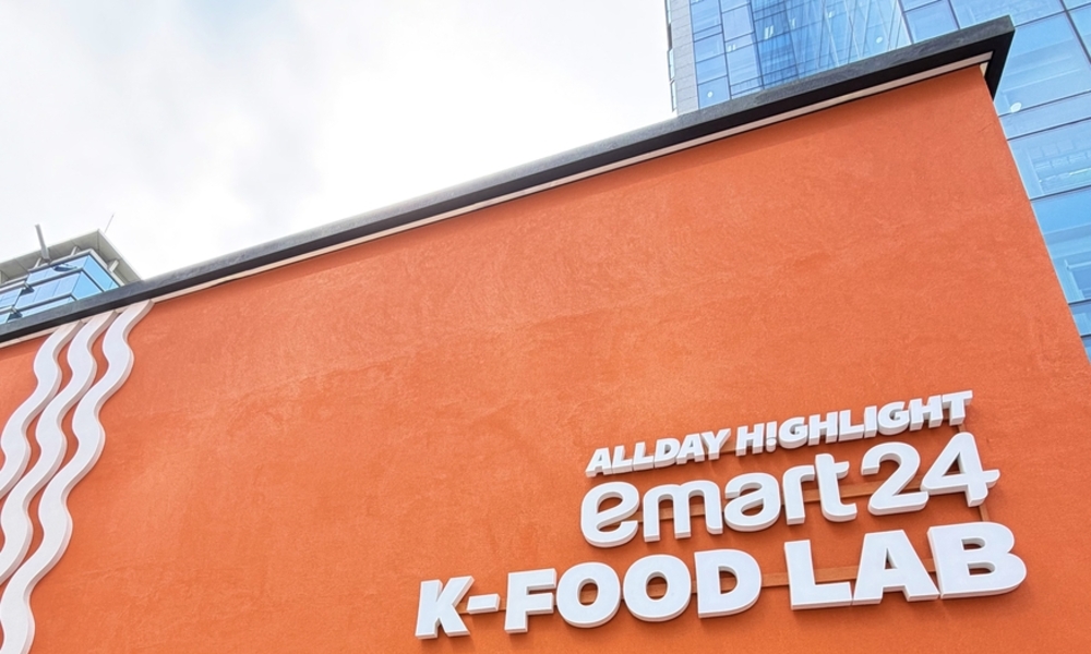 [르포] 명동에 뜬 2.8m '라면 벽'…이마트24 'K-푸드랩' 가보니