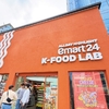 [르포] 명동에 뜬 2.8m '라면 벽'…이마트24 'K-푸드랩' 가보니