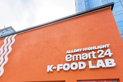 [르포] 명동에 뜬 2.8m '라면 벽'…이마트24 'K-푸드랩' 가보니