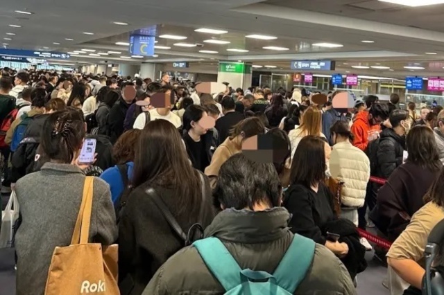 [단독] 공항 긴 대기줄 관리도 못하더니...인천공항 '직원서비스 평가' 1위→4위로…日 나리타에 밀려