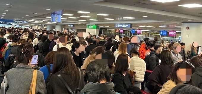 [단독] 공항 긴 대기줄 관리도 못하더니...인천공항 '직원서비스 평가' 1위→4위로…日 나리타에 밀려