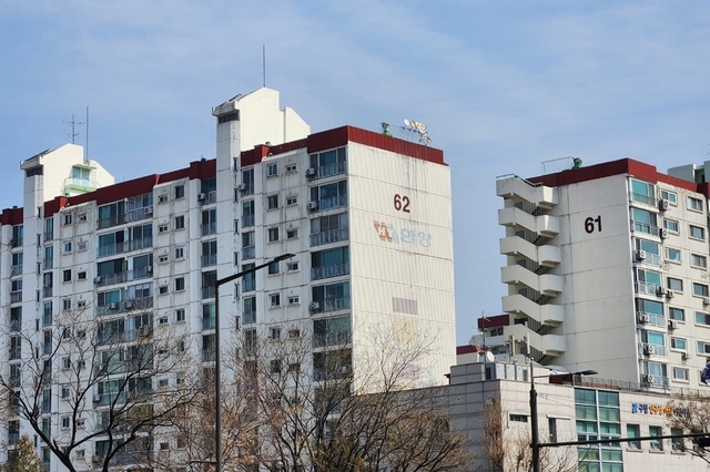 서울시장 선거 앞둔 5월말에 압구정 재건축, 잇달아 시공사 선정