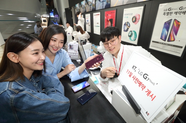 KT가 5월 11일부터 17일까지 전국 KT매장 및 공식 온라인 채널인 KT샵에서 LG전자 플래그십 모델인 G7 ThinQ(씽큐)를 예약 판매한다 KT가 5월 11일부터 17일까지 전국 KT매장 및 공식 온라인 채널인 KT샵에서 LG전자 플래그십 모델인 G7 ThinQ(씽큐)를 예약 판매한다