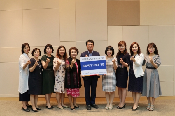 골프존문화재단 광주지역 프로젝터 기증 단체 사진_(가운데 김윤길 사무국장) 골프존문화재단 광주지역 프로젝터 기증 단체 사진_(가운데 김윤길 사무국장)