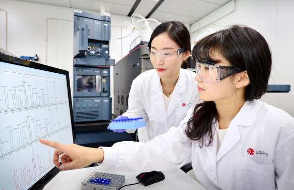 LG화학 생명과학연구소 연구원들이 바이오의약품 분석을 수행하고 있다 LG화학 생명과학연구소 연구원들이 바이오의약품 분석을 수행하고 있다