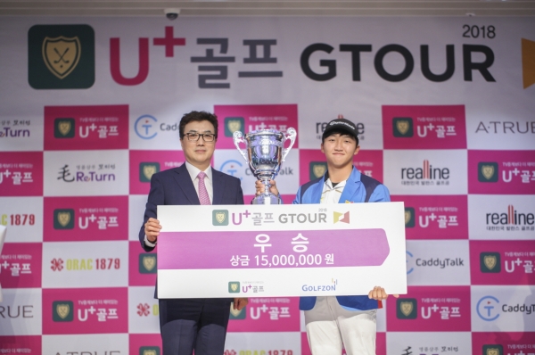 골프존 박기원 대표이사(좌측)와 ‘2018 U+골프 GTOUR 정규투어 5차 대회’의 우승자 김홍택이 기념촬영을 하고 있다. 골프존 박기원 대표이사(좌측)와 ‘2018 U+골프 GTOUR 정규투어 5차 대회’의 우승자 김홍택이 기념촬영을 하고 있다.