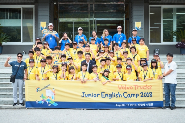 2018 볼보트럭 여름 주니어 영어캠프에 참가한 고객자녀 40여명이 김영재 볼보트럭코리아 사장과 함께 기념사진을 촬영하고 있다 2018 볼보트럭 여름 주니어 영어캠프에 참가한 고객자녀 40여명이 김영재 볼보트럭코리아 사장과 함께 기념사진을 촬영하고 있다