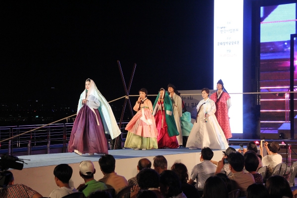 ‘제4회 서울스토리패션쇼’가 8월 18일 반포 세빛섬 예빛무대에서 열린다. ‘제4회 서울스토리패션쇼’가 8월 18일 반포 세빛섬 예빛무대에서 열린다.