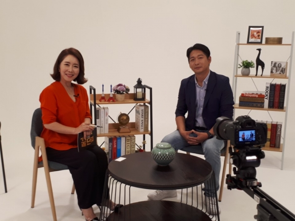 돈이 되는 비법 꿀단지 1회 촬영현장. 왼쪽부터 윤영미 전 아나운서, 수원시 지속가능도시재단 김승일 팀장 돈이 되는 비법 꿀단지 1회 촬영현장. 왼쪽부터 윤영미 전 아나운서, 수원시 지속가능도시재단 김승일 팀장
