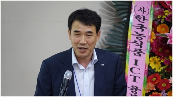 부회장으로 선출된 장중석 농어촌공사 농어촌연구원장이 축사를 하고 있다